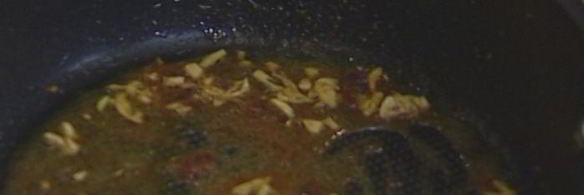 макароны с яйцами, анчоусами и сухарями