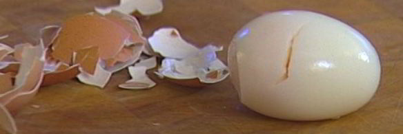 макароны с яйцами, анчоусами и сухарями