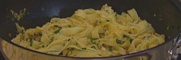 макароны с яйцами, анчоусами и сухарями