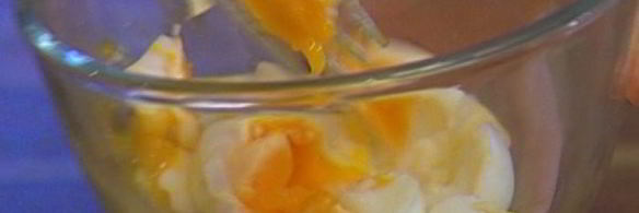 макароны с яйцами, анчоусами и сухарями