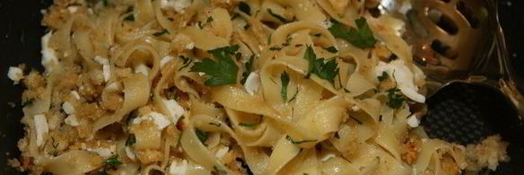 макароны с яйцами, анчоусами и сухарями