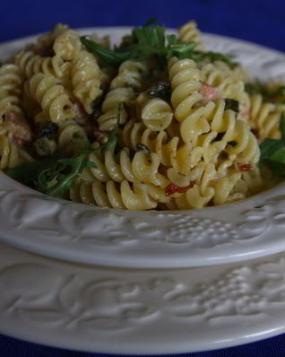 Паста фузилли с цукини и беконом