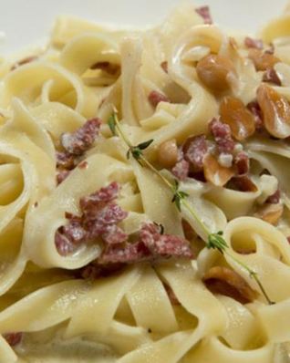 Паста с копченой колбасой и арахисом