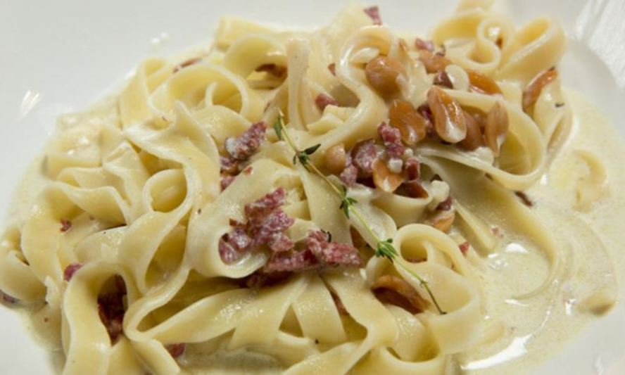 Рецепт пасты с копченого колбасоя и арахисома