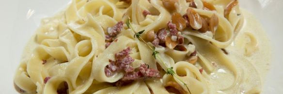 паста с копченой колбасой и арахисом