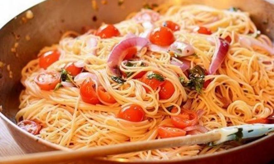 Рецепт пасты с сыром, красным луком и черри