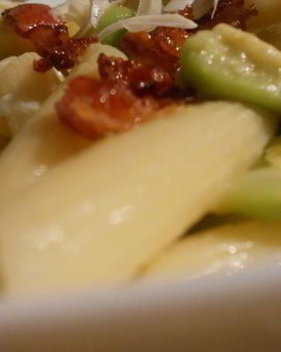 Паста с цукини, авокадо и хрустящим беконом