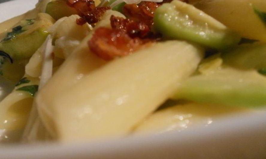 Рецепт пасты с цукини, авокадо и хрустящим беконом