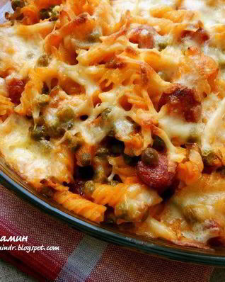 Паста, запеченная с зеленым горошком, чесноком и колбасками