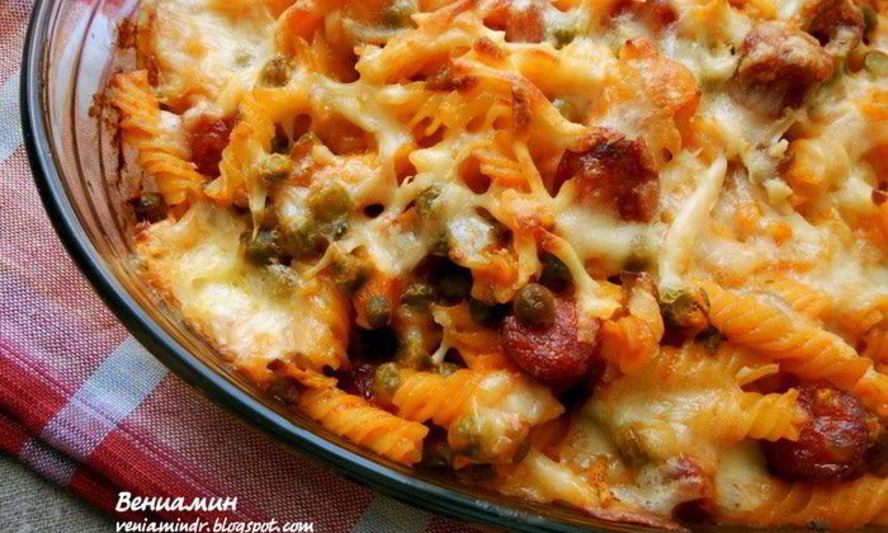Рецепт пасты, запеченной с зеленым горошком, чесноком и колбасками