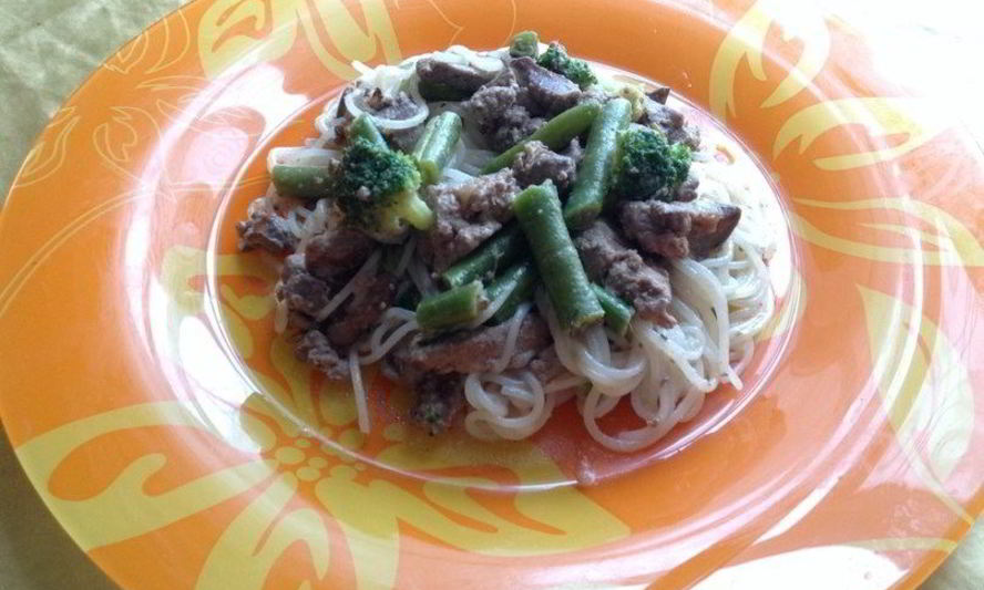 Рецепт рисовой лапши с куриной печенью и овощами