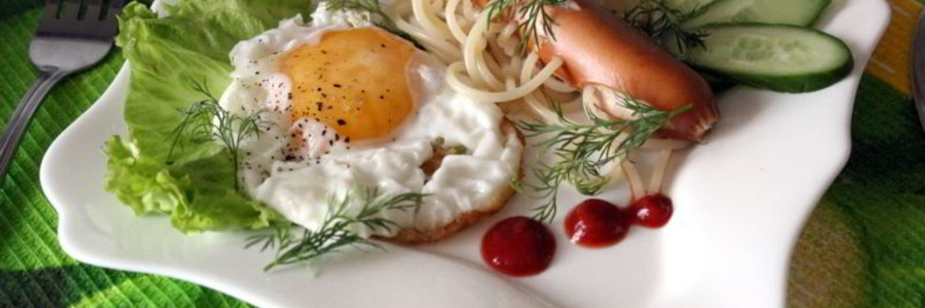 Сосиска со спагетти и яйцом