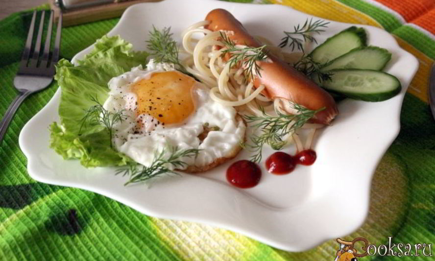 Рецепт сосиски со спагетти и яйцом