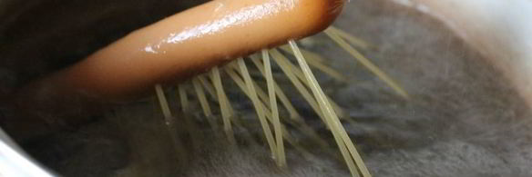 сосиска со спагетти и яйцом