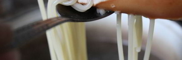 сосиска со спагетти и яйцом