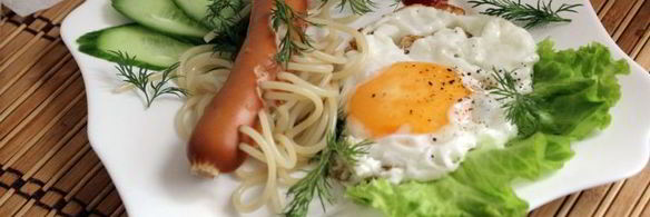 сосиска со спагетти и яйцом