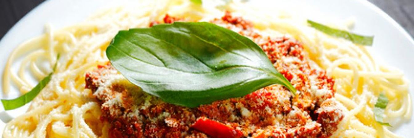 Спагетти болоньезе с базиликом