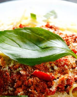 Спагетти болоньезе с базиликом