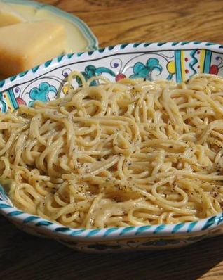 Спагетти с черным перцем и сыром