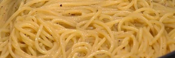 спагетти с черным перцем и сыром