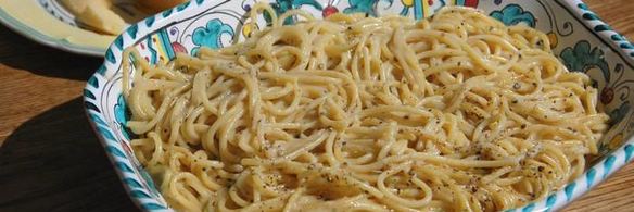 спагетти с черным перцем и сыром