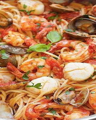 Спагетти с морепродуктами в томатном соусе