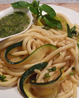 Спагетти с цукини и миндально-чесночным соусом