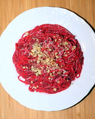 Свекольная паста с козьим сыром и грецкими орехами