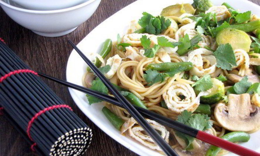 Рецепт японской лапши с овощами и омлетом