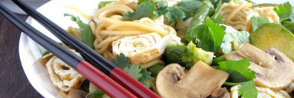 японская лапша с овощами и омлетом