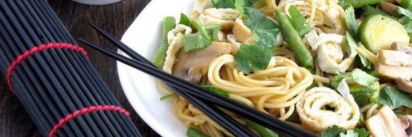 японская лапша с овощами и омлетом