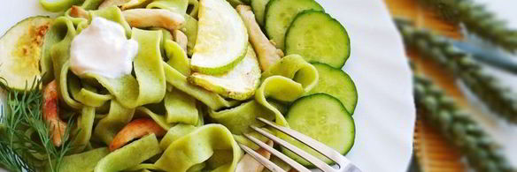 зеленая паста с кабачками и грудкой