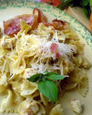 Фарфалле с пикантным сливочно-куриным соусом