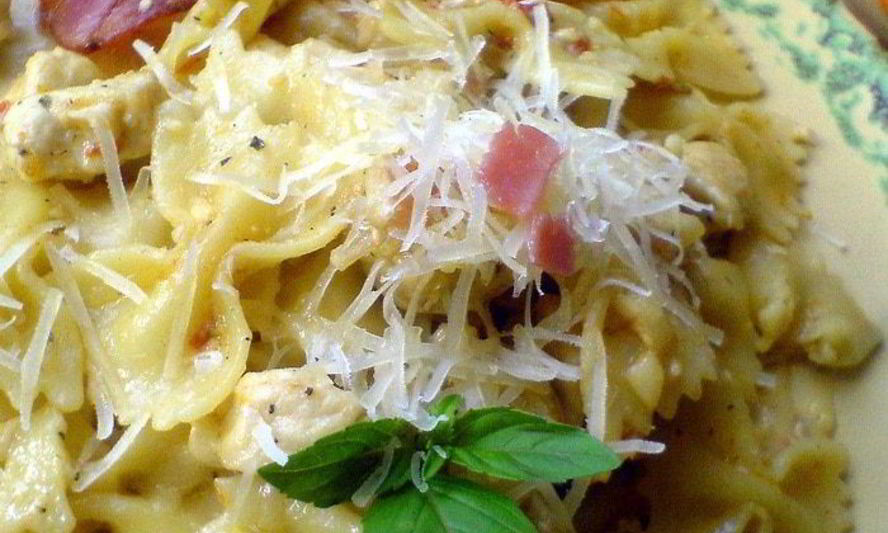 Рецепт фарфалле с пикантным сливочно-куриным соусом