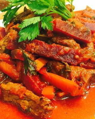Говядина, тушеная с овощами