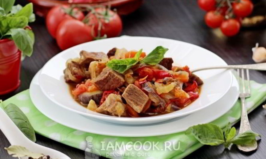 Рецепт говядины тушеной с помидорами, луком и болгарским перцем