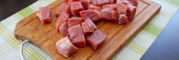 говядина тушеная с помидорами, луком и болгарским перцем