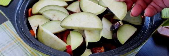 говядина тушеная с помидорами, луком и болгарским перцем