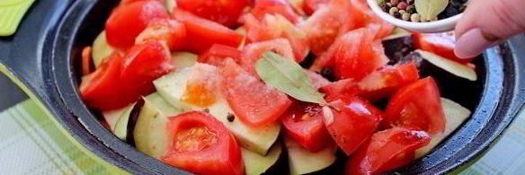 говядина тушеная с помидорами, луком и болгарским перцем