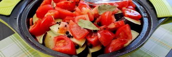 говядина тушеная с помидорами, луком и болгарским перцем