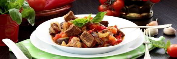 говядина тушеная с помидорами, луком и болгарским перцем