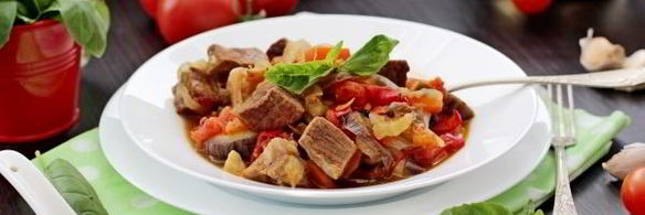 говядина тушеная с помидорами, луком и болгарским перцем