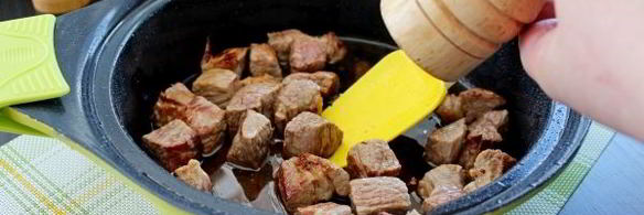 говядина тушеная с помидорами, луком и болгарским перцем