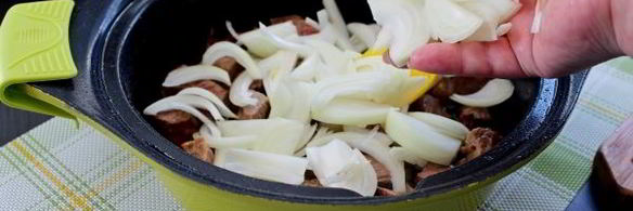 говядина тушеная с помидорами, луком и болгарским перцем