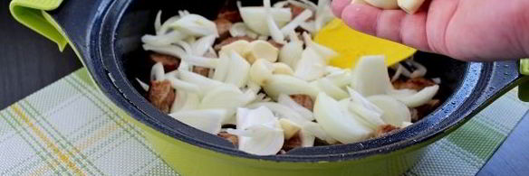 говядина тушеная с помидорами, луком и болгарским перцем