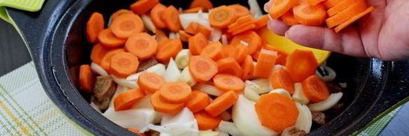 говядина тушеная с помидорами, луком и болгарским перцем