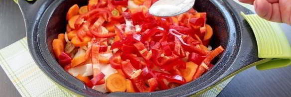 говядина тушеная с помидорами, луком и болгарским перцем