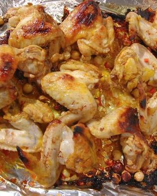 Куриные крылышки, запеченные с медом и орехами