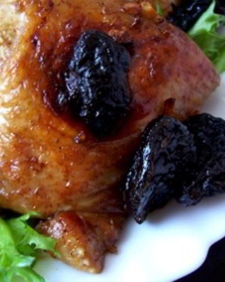 Курица с черносливом и яблоками