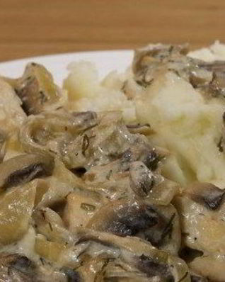 Курица с грибным соусом